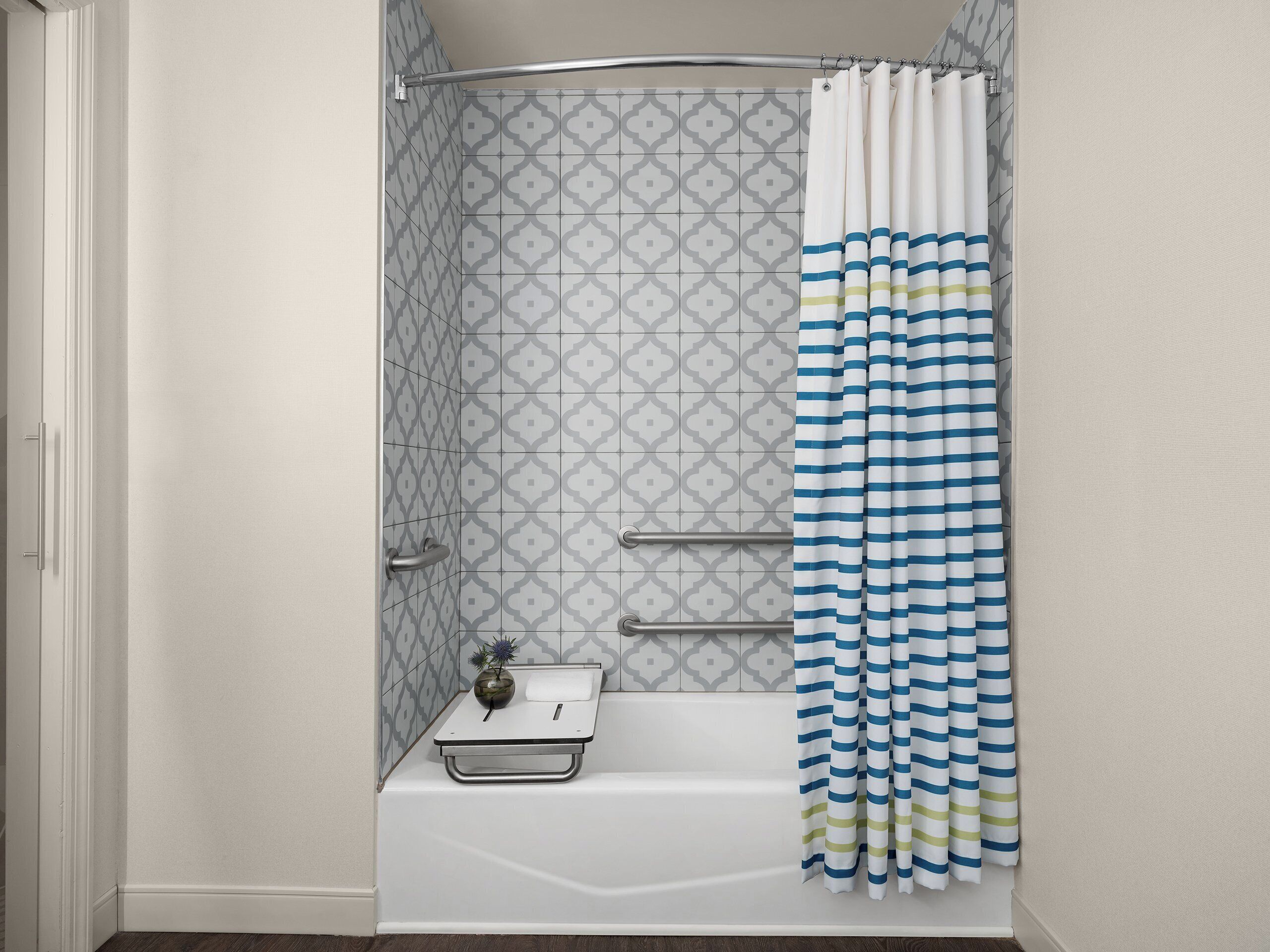 低過敏寢具、客房內保險箱、書桌、筆電工作空間