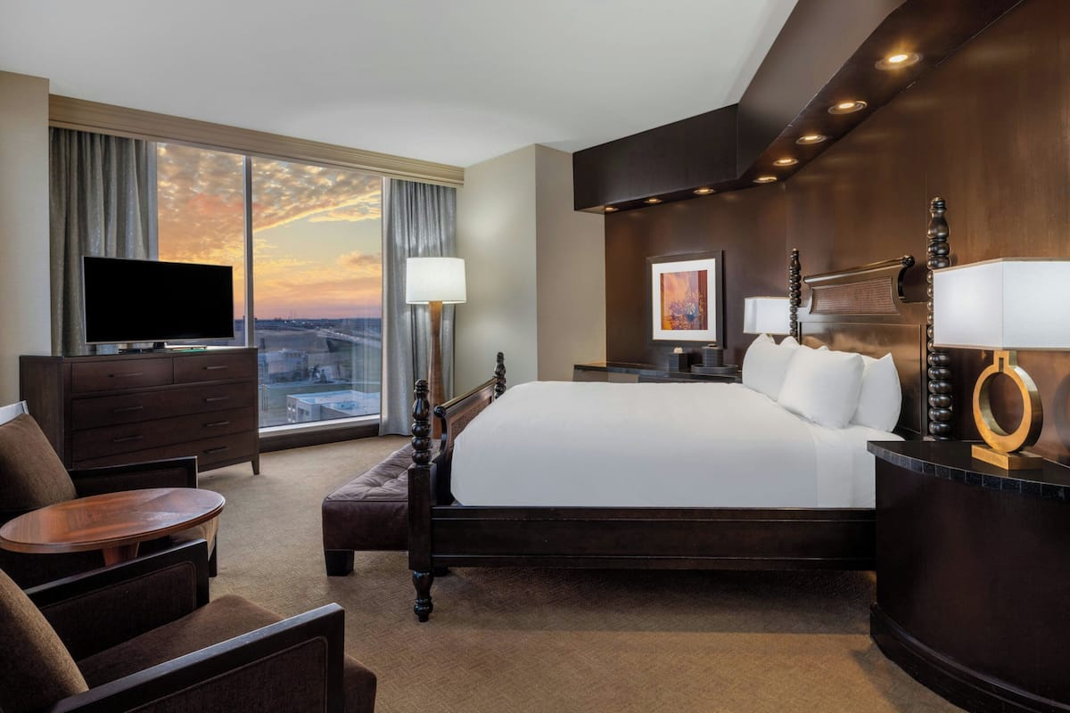 premium bedding, pillow-top beds, in-room safe, desk