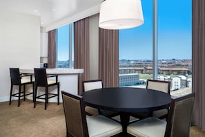 Presidential-Suite, 1 King-Bett, Balkon | Hochwertige Bettwaren, Pillowtop-Betten, Zimmersafe, Schreibtisch