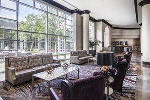 Lobby sitting area - Renaissance Dallas North Hotel (Farmers Branch)
