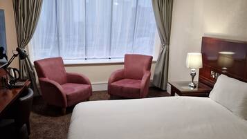 Executive Double Room | Bathroom | Combined shower/tub, hair dryer, towels