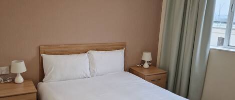 Chambre Standard double | Décor unique, ameublement unique, bureau, fer et planche à repasser