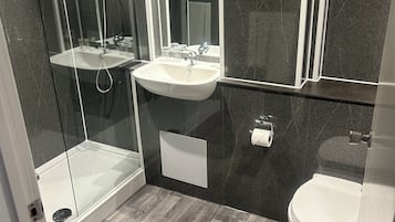 Combinazione doccia/vasca, asciugacapelli, asciugamani