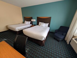 高級寢具、書桌、遮光布/窗簾、熨斗/熨衣板