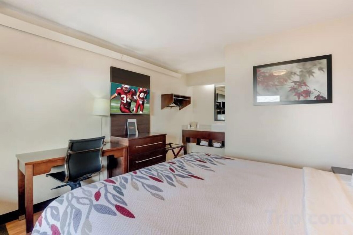 Desk, laptop workspace, blackout curtains, free cots/infant beds