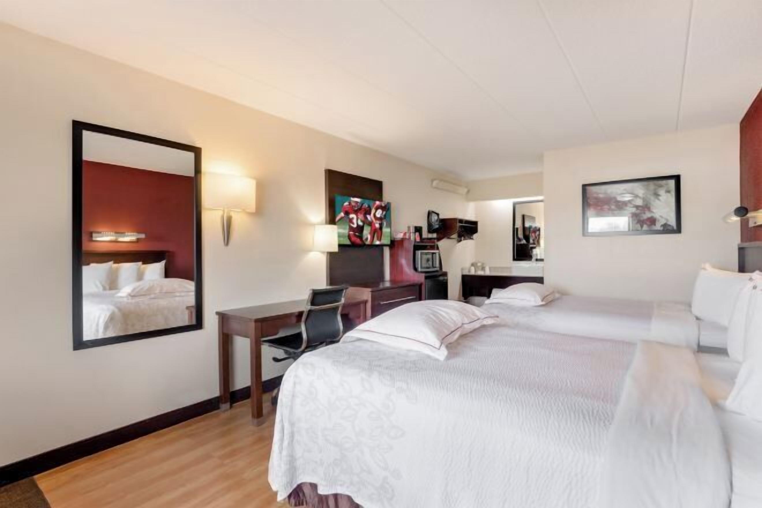 Een bureau, een laptopwerkplek, verduisterende gordijnen