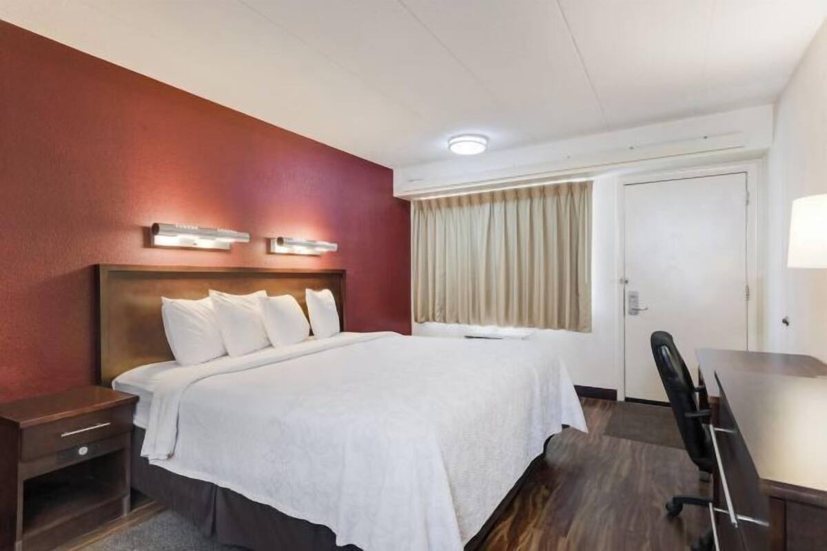 Escritorio, espacio para trabajar con un portátil, cortinas opacas
