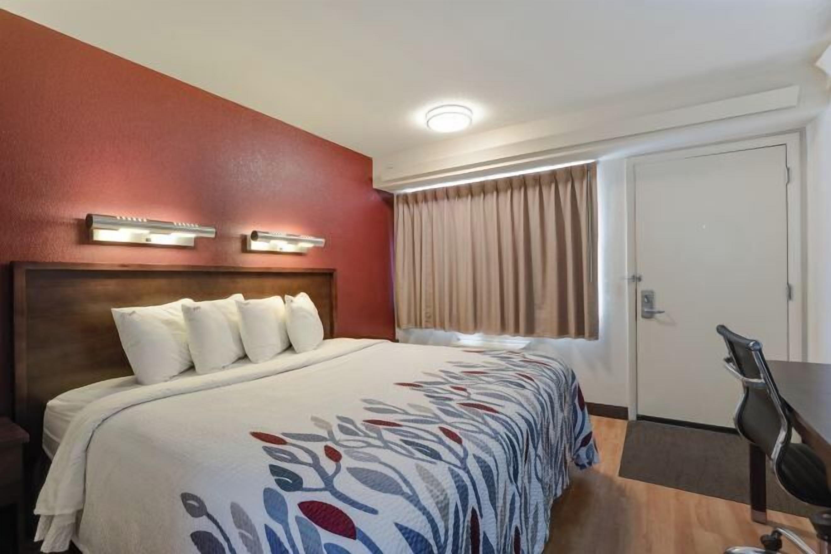 Een bureau, een laptopwerkplek, verduisterende gordijnen