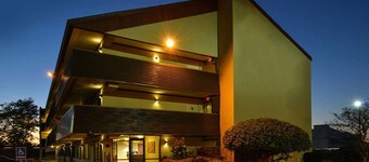 Super 8 by Wyndham Deerfield/Northbrook