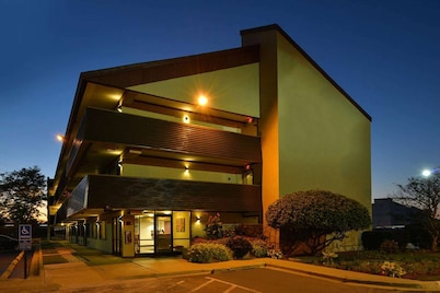 Super 8 by Wyndham Deerfield/Northbrook