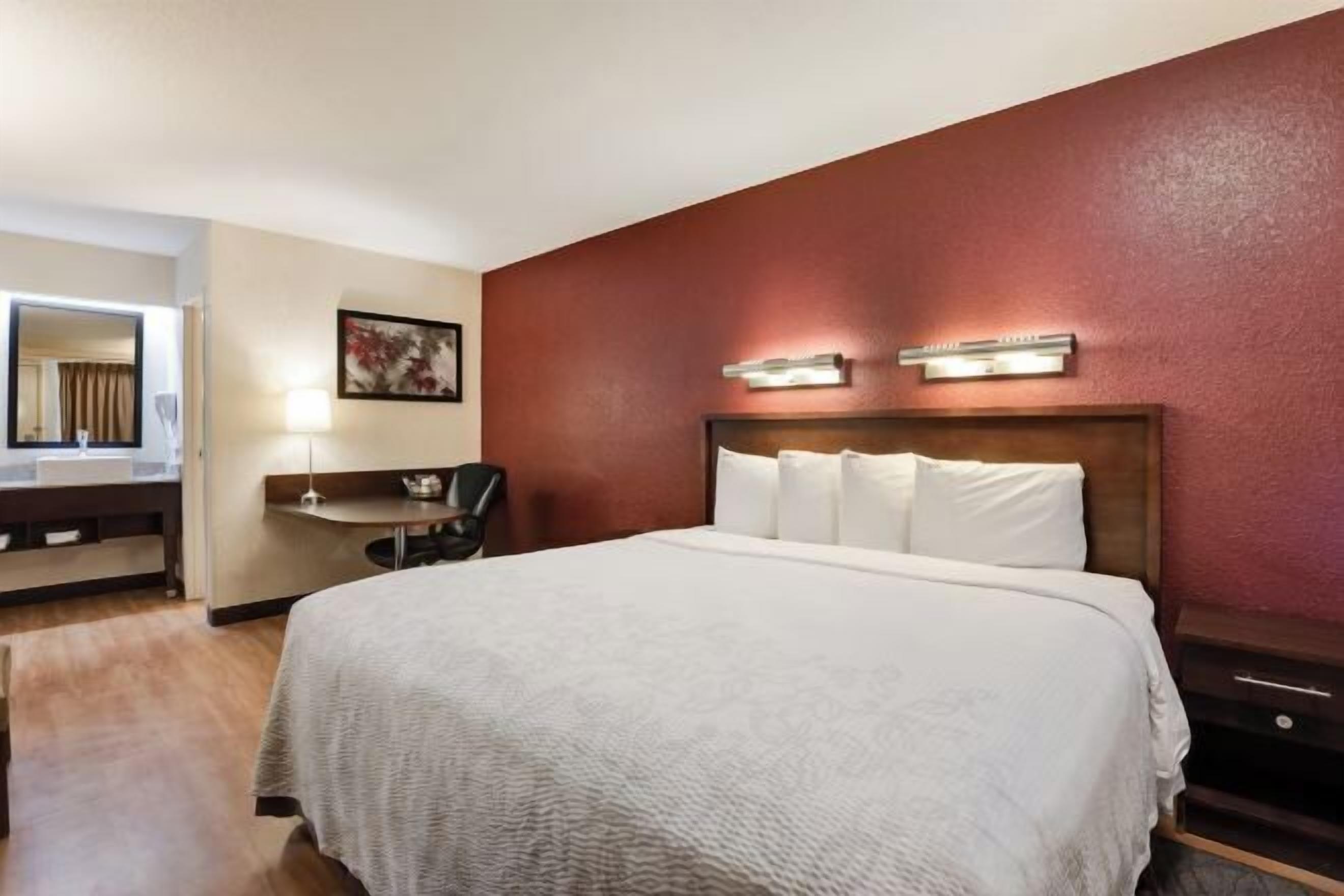 Een bureau, een laptopwerkplek, verduisterende gordijnen