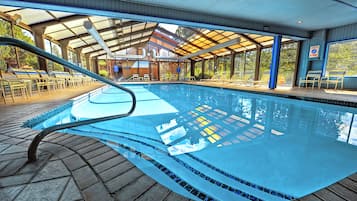 Kolam renang indoor dan kolam renang outdoor musiman