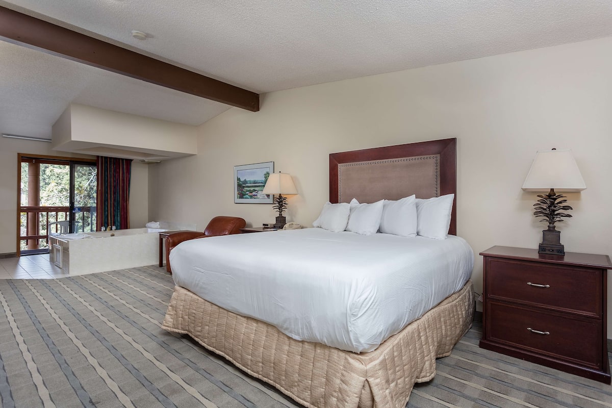Deluxe Room, 1 King Bed, Jetted Tub, River View | 1 bedroom, down duvets, desk, blackout curtains