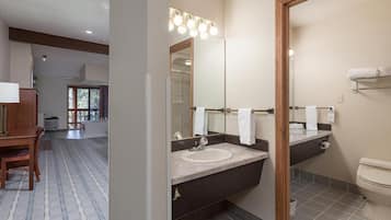 Pengering rambut dan handuk