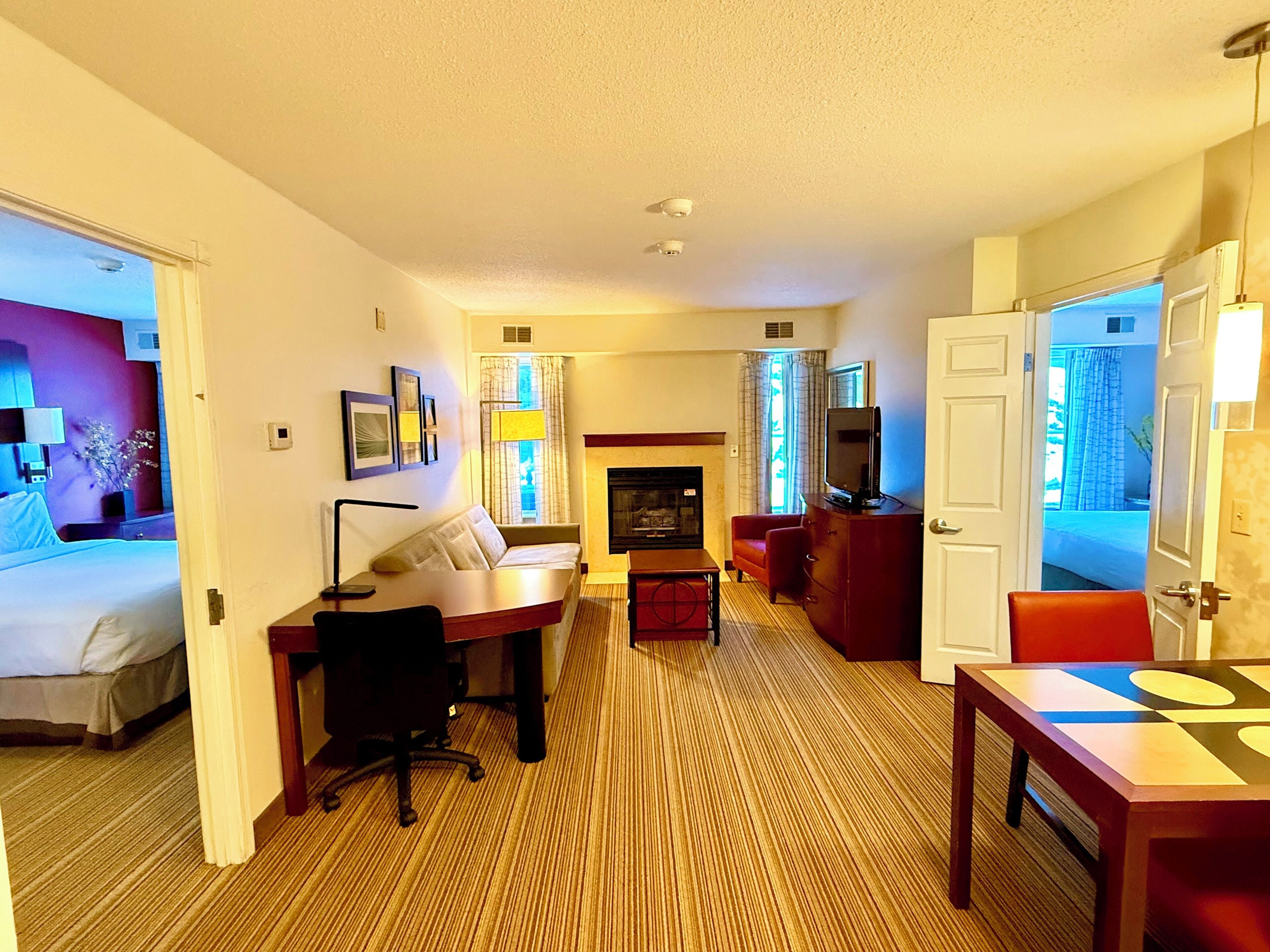 Suite, 2 habitaciones, regadera para personas con discapacidad (Communications) | Área de sala de estar | Televisión LCD de 32 pulgadas con canales por cable y televisión 