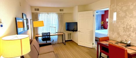 Suite, 1 chambre, baignoire accessible aux personnes à mobilité réduite (Mobility,Communications) | Coin séjour | Télévision LCD de 32 pouces avec chaßnes par cùble, télévision