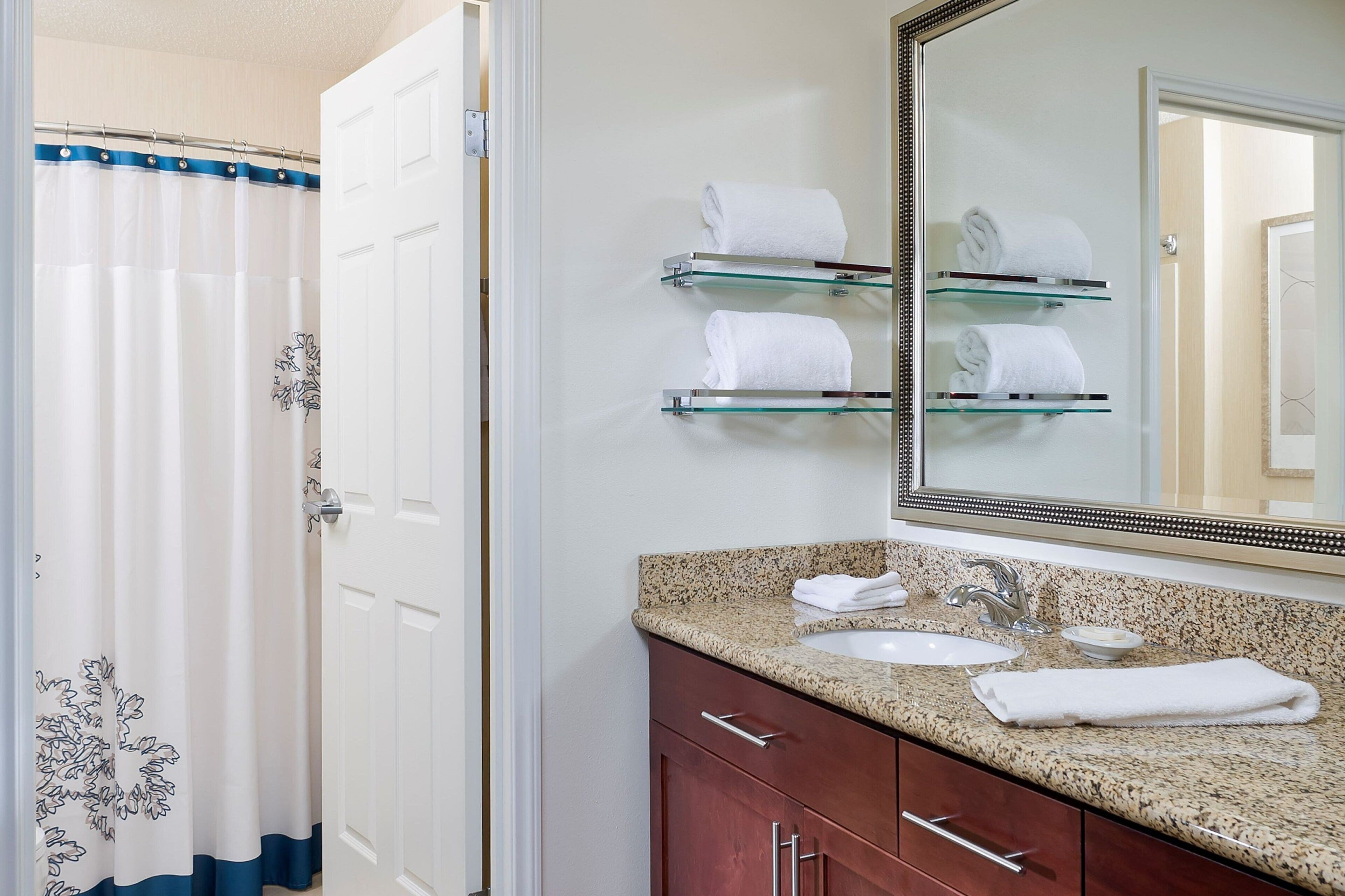 combined shower/bathtub, hair dryer, towels