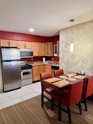 Full-sized fridge, microwave, stovetop, dishwasher - Primestay Extended Suites (Madison)