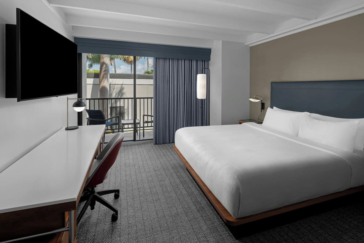 Room, 1 King Bed, Non Smoking, Balcony