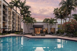 Piscina externa, funciona das 7h às 23h, espreguiçadeiras