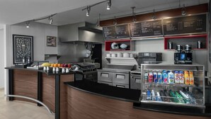Una cocina moderna con electrodomésticos de acero inoxidable, una encimera de madera y un refrigerador para bebidas.