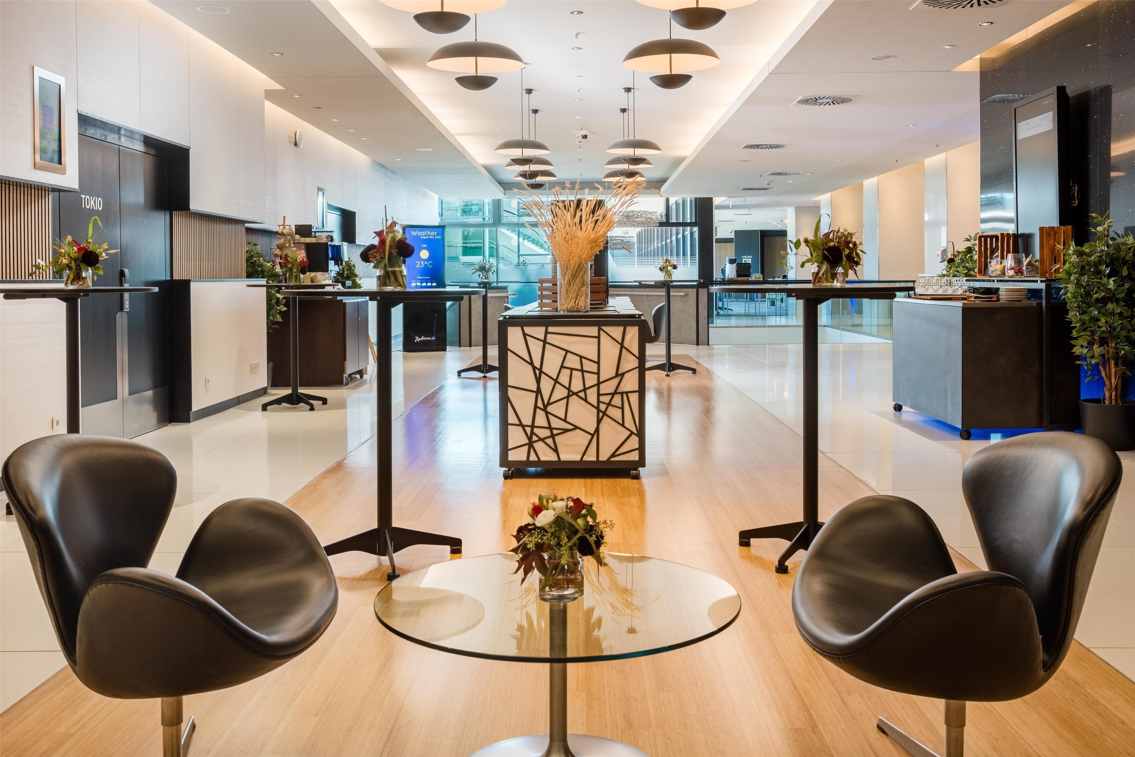 2 bars/lounges, rooftop bar