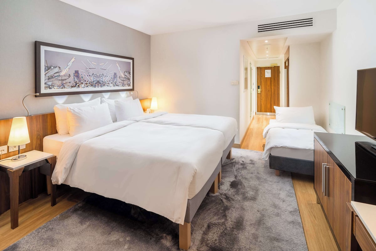 Hypo-allergenic bedding, in-room safe, desk, laptop workspace