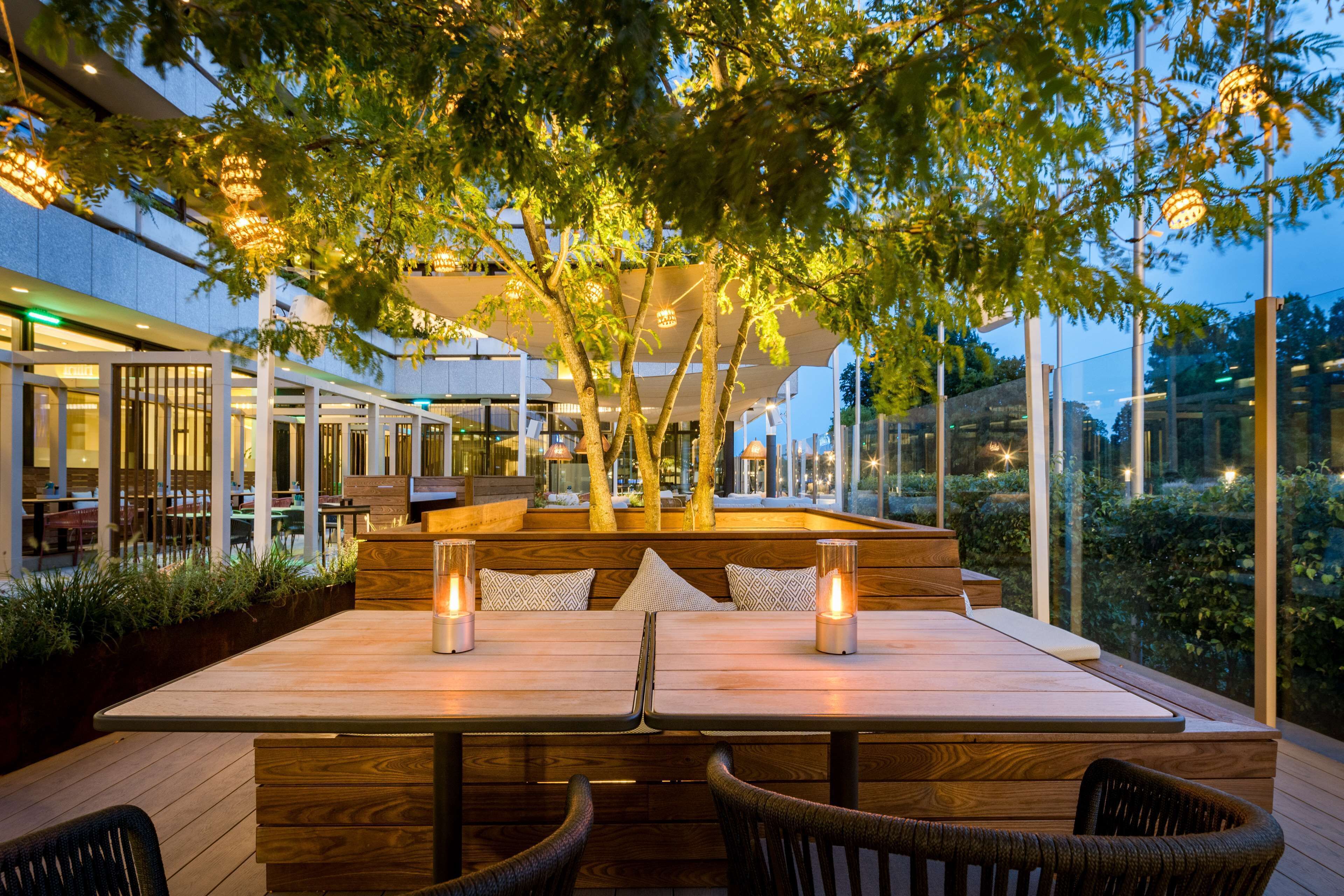 2 bars/lounges, rooftop bar