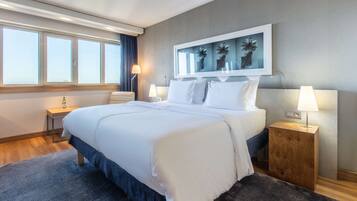 Ropa de cama hipoalergénica y caja de seguridad en la habitación