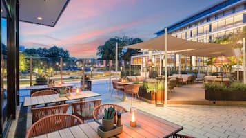 2 bars/lounges, rooftop bar