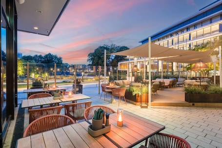 2 bars/lounges, rooftop bar