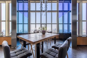 2 quầy bar/khu lounge, bar ở tầng thượng