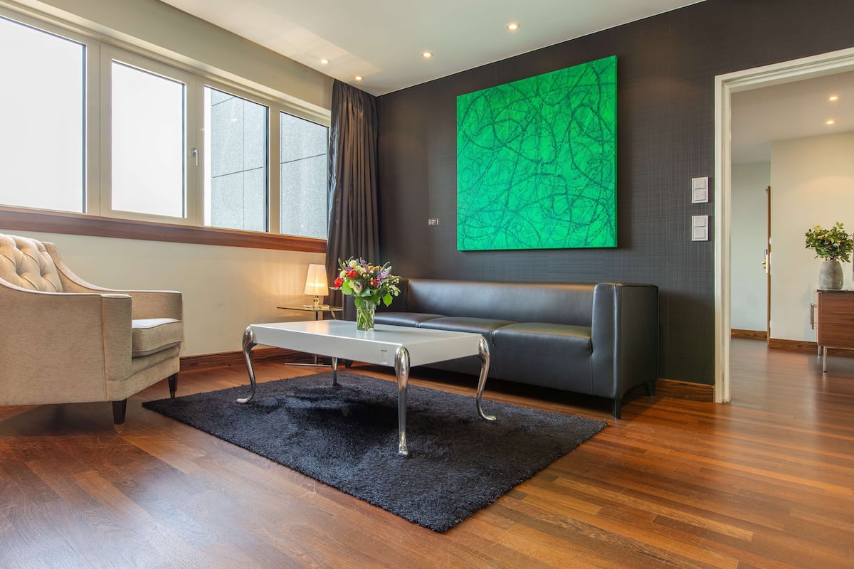 Hypo-allergenic bedding, in-room safe, desk, laptop workspace