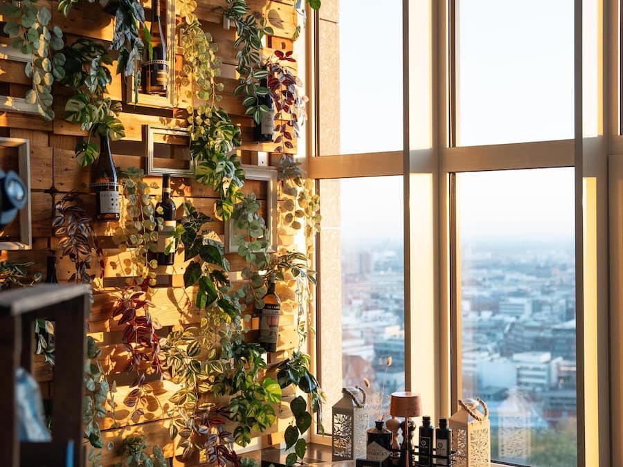 Breakfast, lunch, dinner served; Italian cuisine