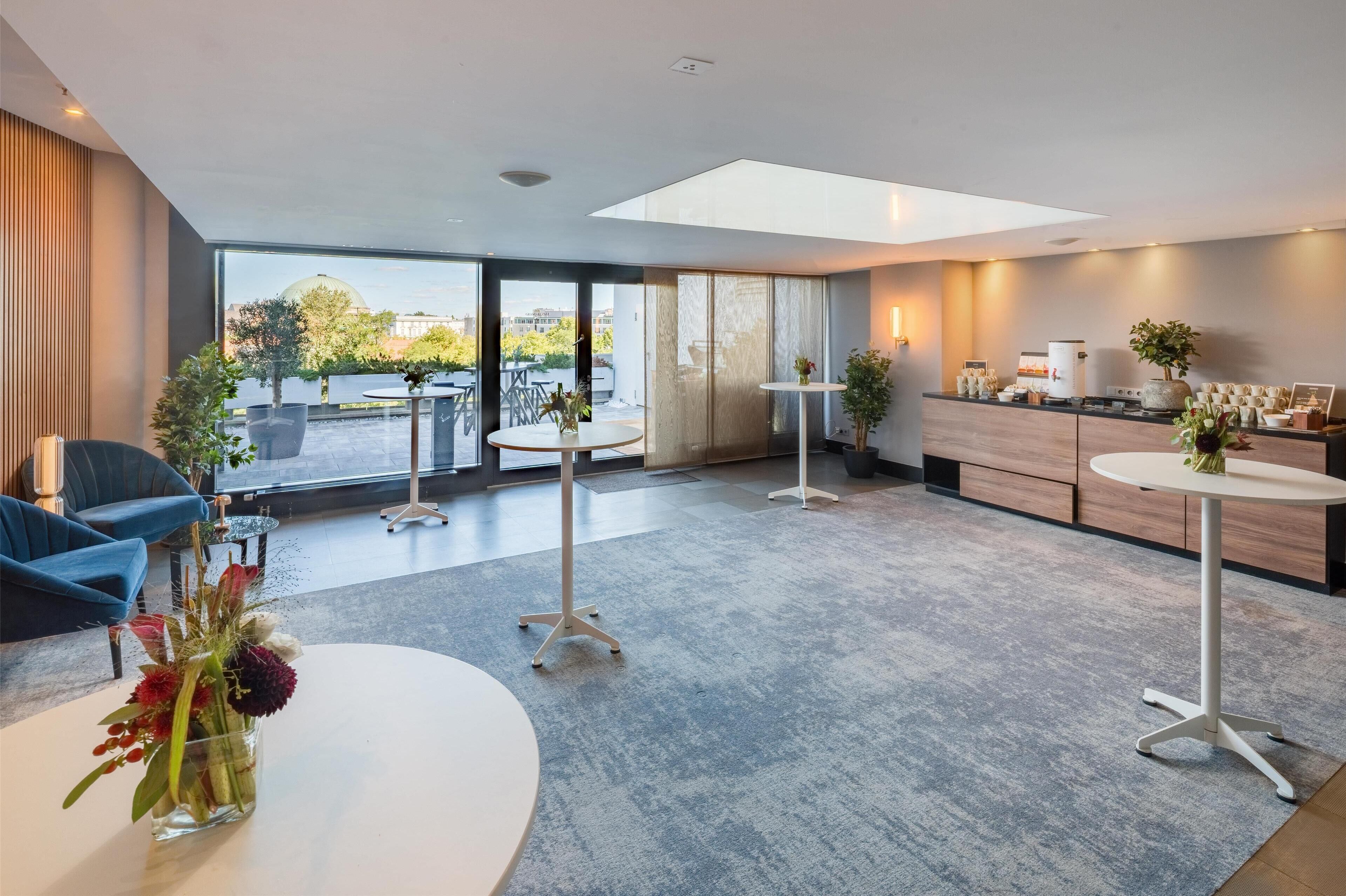 2 bars/lounges, rooftop bar