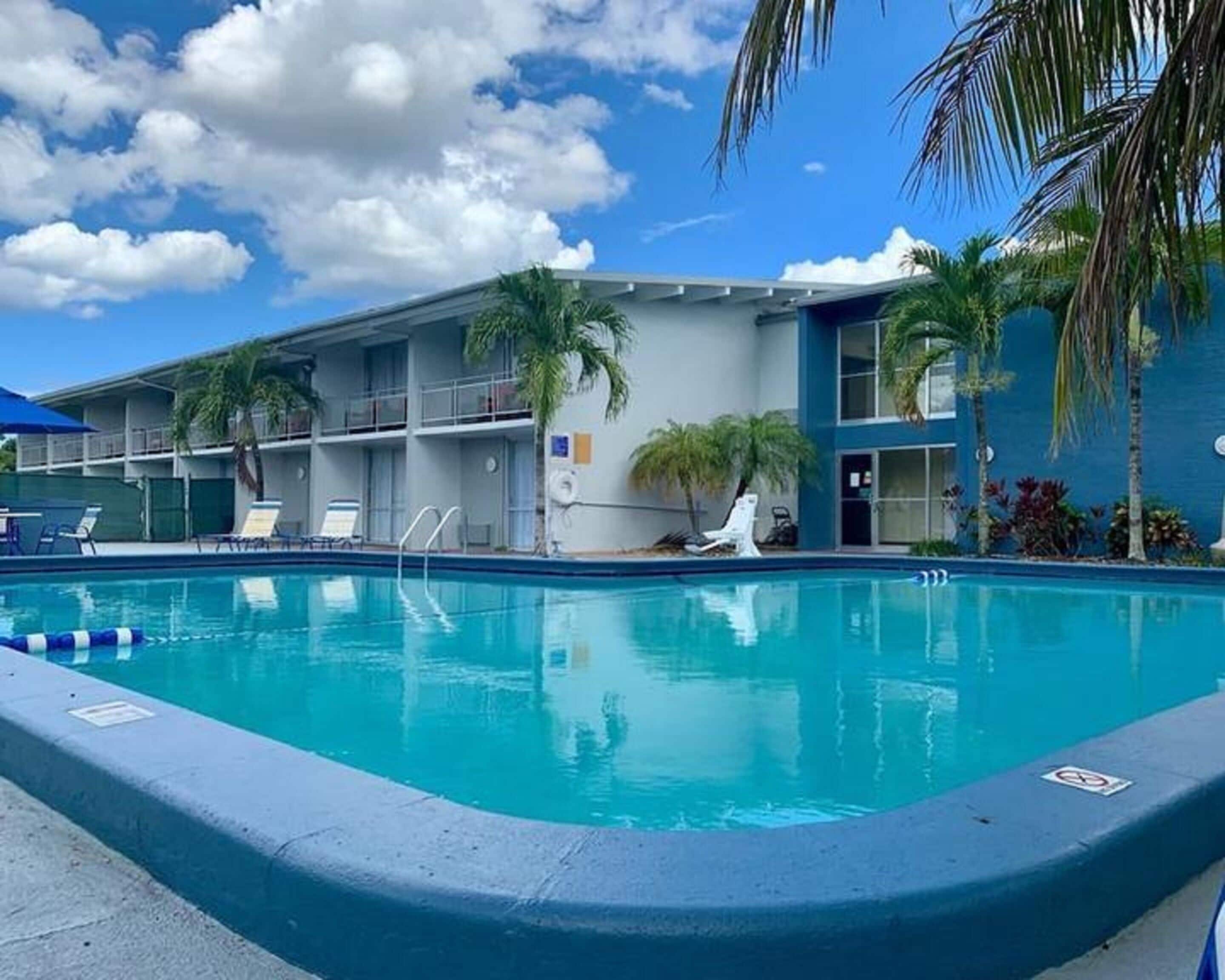 Una piscina al aire libre