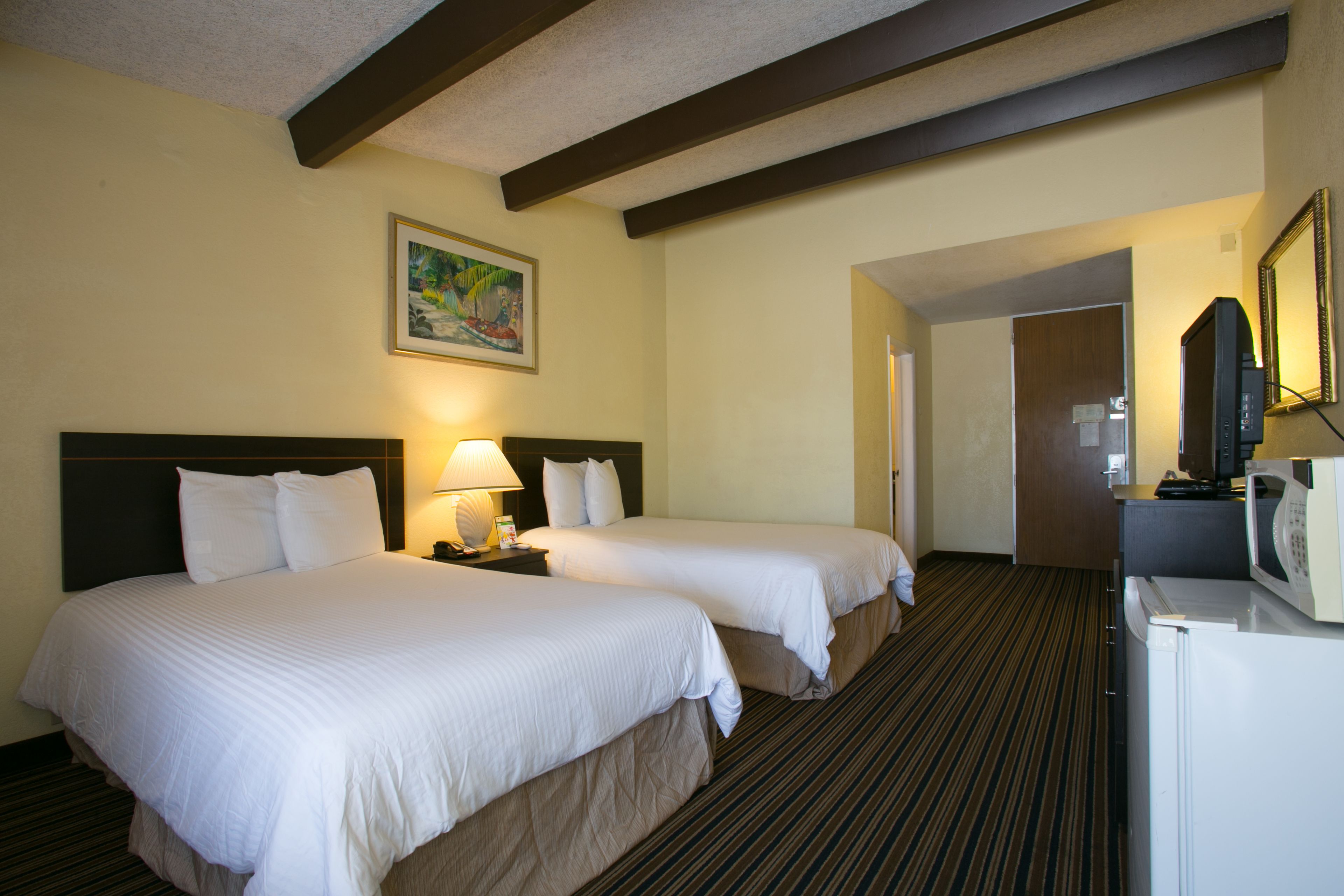 Tabla de planchar con plancha, wifi y ropa de cama 