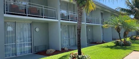 Vista frontal de la propiedad