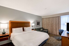 Habitación, 1 cama King size, con acceso para personas discapacitadas, tina (Mobility & Hearing) | Escritorio, espacio para trabajar con laptop y cortinas blackout