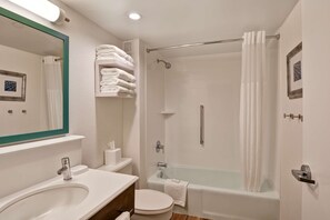 Amenidades de baño gratuitas, secadora de cabello, toallas 