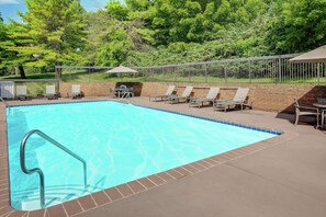 Piscine extérieure, chaises longues