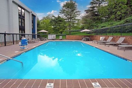 Außenpool, Liegestühle. Hampton Inn State College