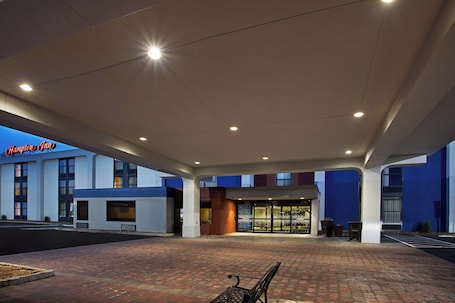 Außenbereich. Hampton Inn State College