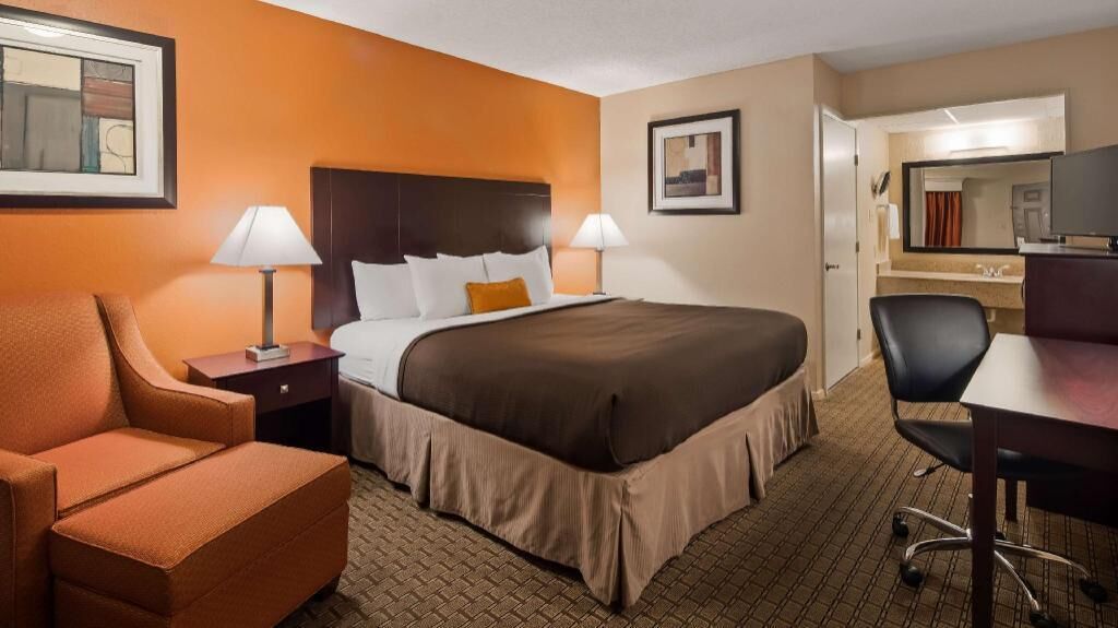 Desk, laptop workspace, iron/ironing board, free cribs/infant beds