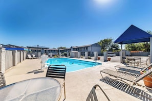 Piscine extérieure (ouverte en saison)