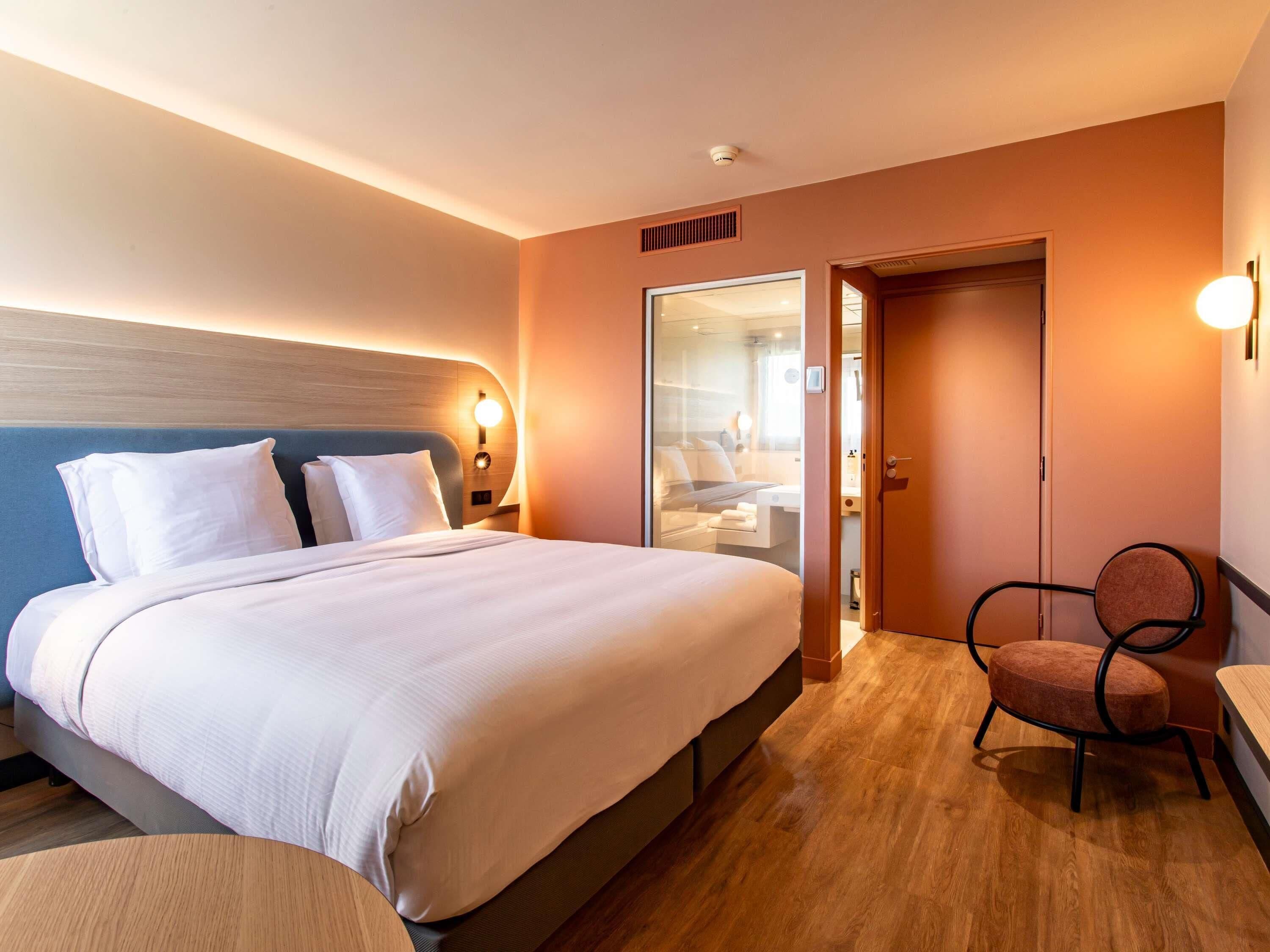 Double room king size bed | Premium bedding, in-room safe, desk, blackout drapes