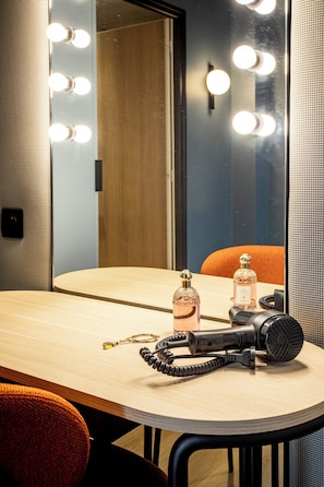 Suite, 1 très grand lit et 1 canapé-lit | Salle de bain | Articles de toilette écologiques, sèche-cheveux, serviettes fournies