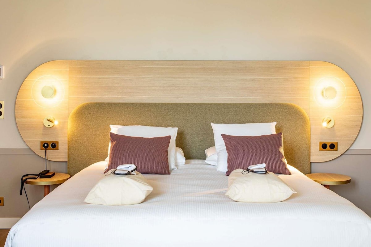 Deluxe Room, 1 King Bed with Sofa bed