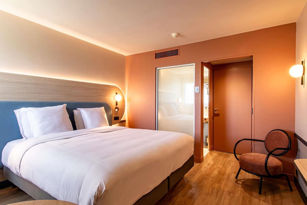 Double room king size bed | Premium-sengetøj, pengeskab på værelset, skrivebord