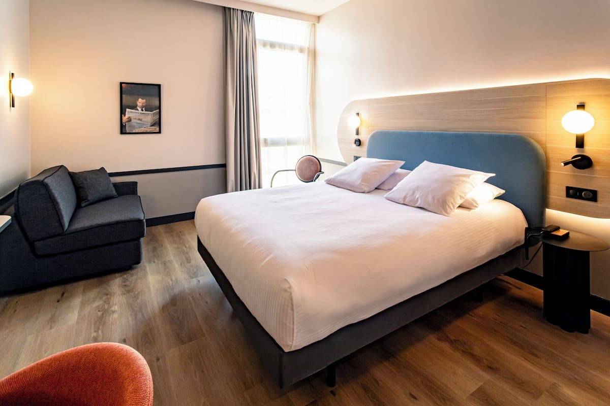 Premium-sengetøj, pengeskab på værelset, skrivebord